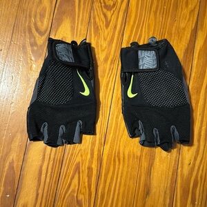 Nike weightlifting gloves